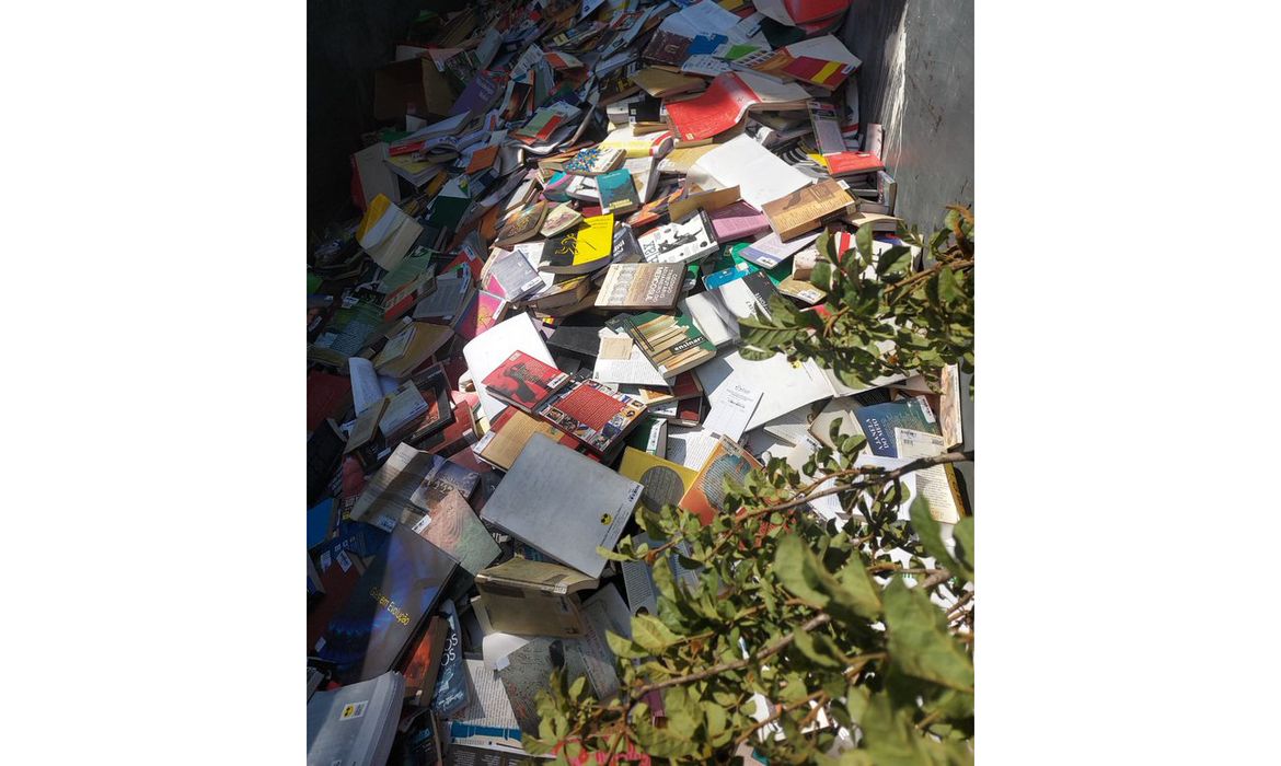 OAB Barro Preto - Prefeitura de Osasco joga no lixo livros de biblioteca municipal