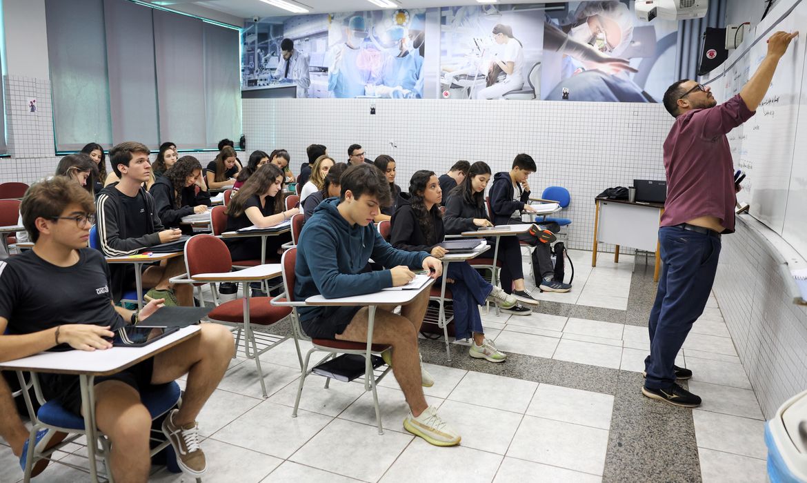OAB Barro Preto - Desenrola Fies: estudante pode renegociar dívida a partir desta quarta