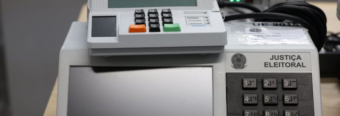 Pesquisa aponta que fake news sobre eleições miram urnas eletrônicas