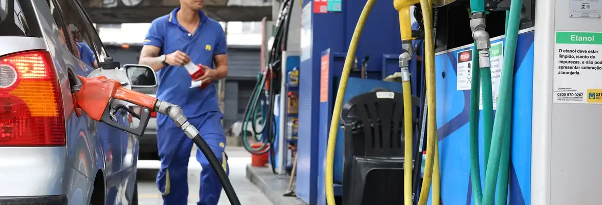 Governo propõe subvenção da gasolina em R$ 0,44 por litro