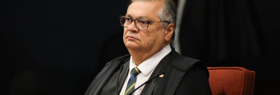 Dino abre apuração sobre emendas para produtora do filme de Bolsonaro