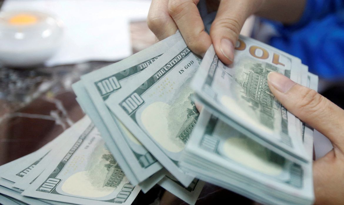 OAB Barro Preto - Dólar supera R$ 5 e bolsa cai quase 2% em dia de turbulência