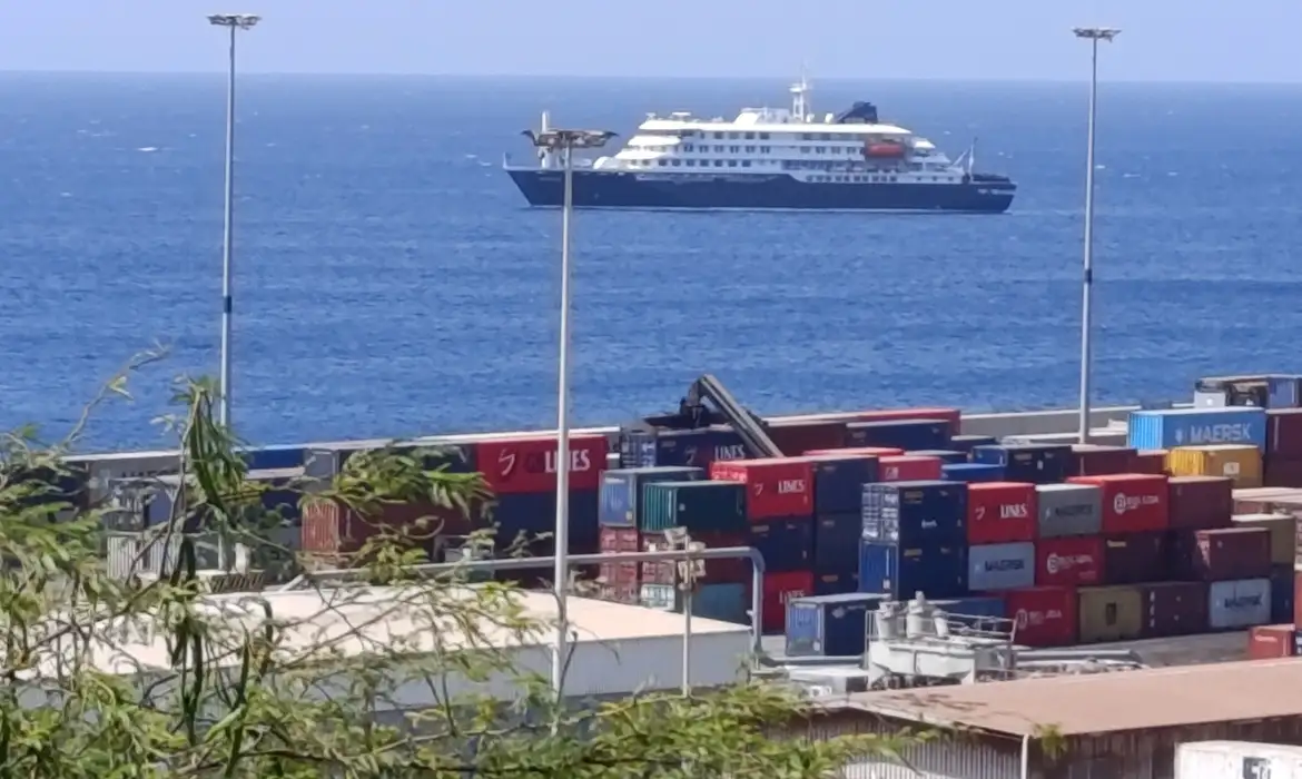 OAB Barro Preto - Passageiros começam a deixar navio onde houve surto de hantavírus