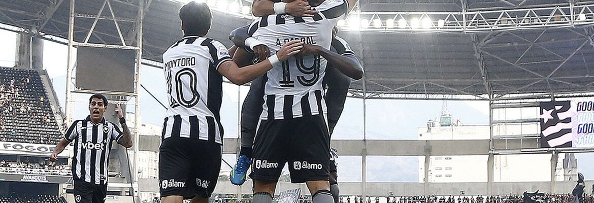 Botafogo vence Corinthians pelo Brasileirão com três de Arthur Cabral