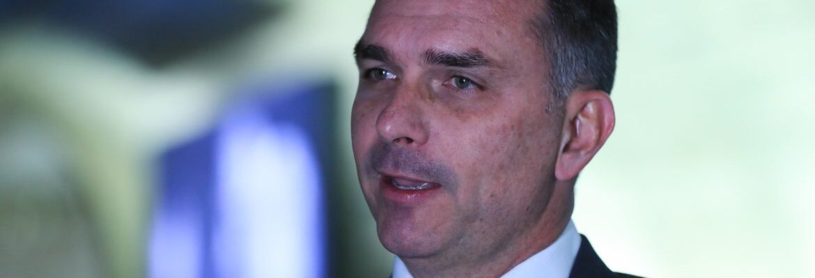 Deputados pedem investigação sobre relação entre Vorcaro e Flávio