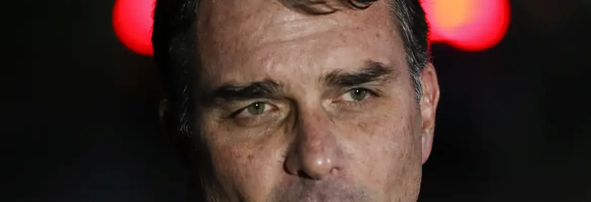 Flávio Bolsonaro admite cobrança a Vorcaro, mas nega crime