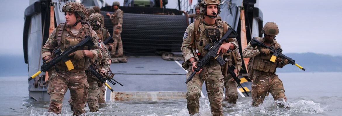 Marinhas brasileira e francesa fazem exercício na costa do Rio