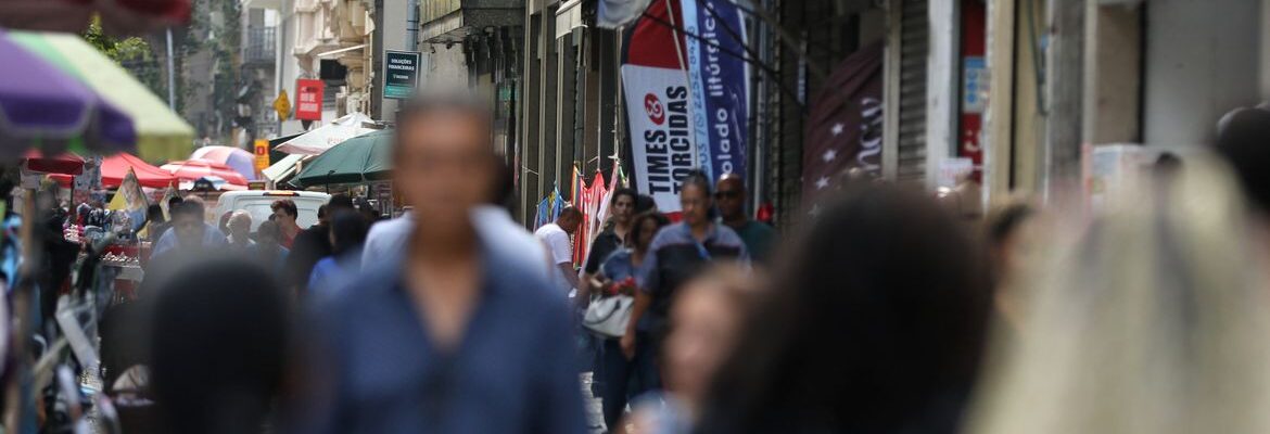 Taxa de desemprego de pretos é 55% maior que a de brancos, revela IBGE