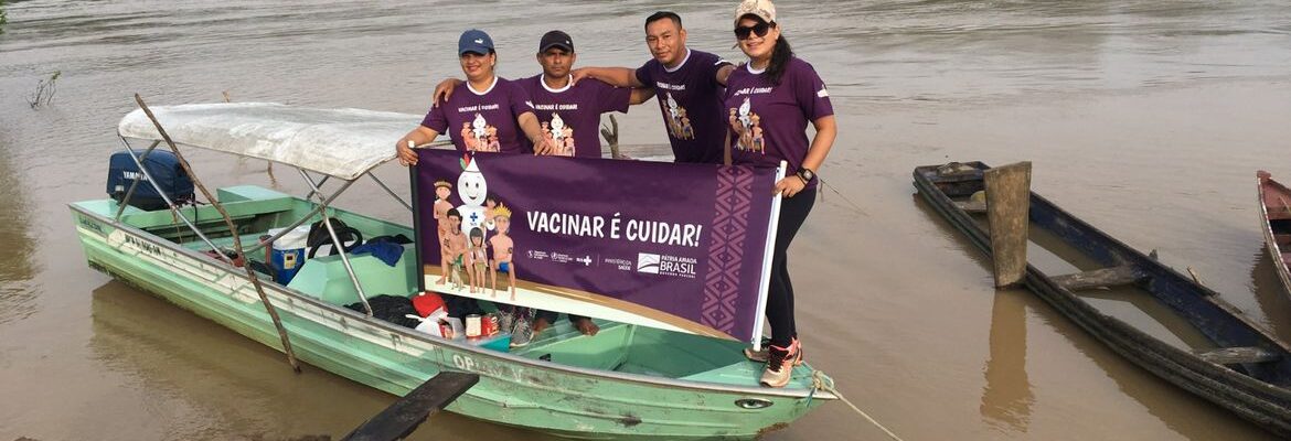 Profissionais de saúde vencem desafios para vacinação em área indígena