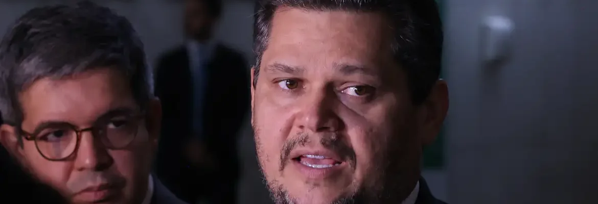 Alcolumbre mantém PEC 6×1 travada em semana esvaziada no Senado