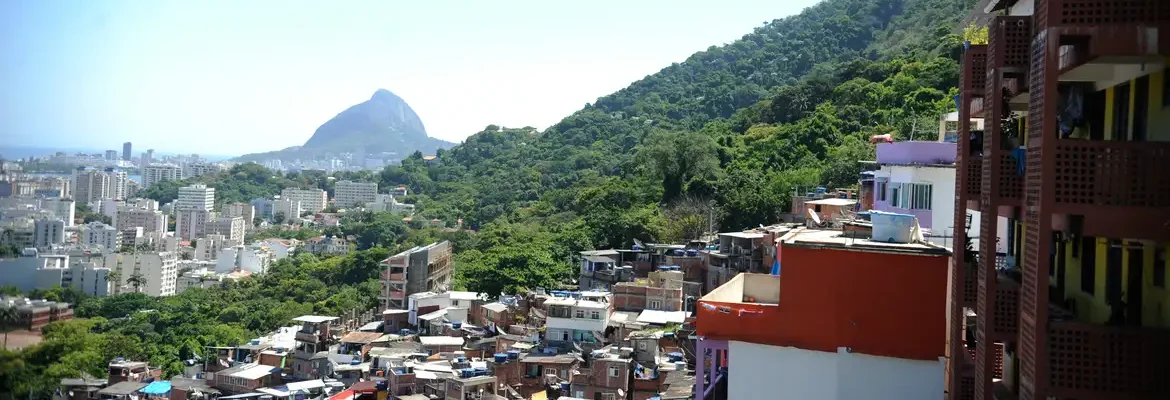 Operação na zona sul do Rio tem 6 presos e homem baleado em ônibus
