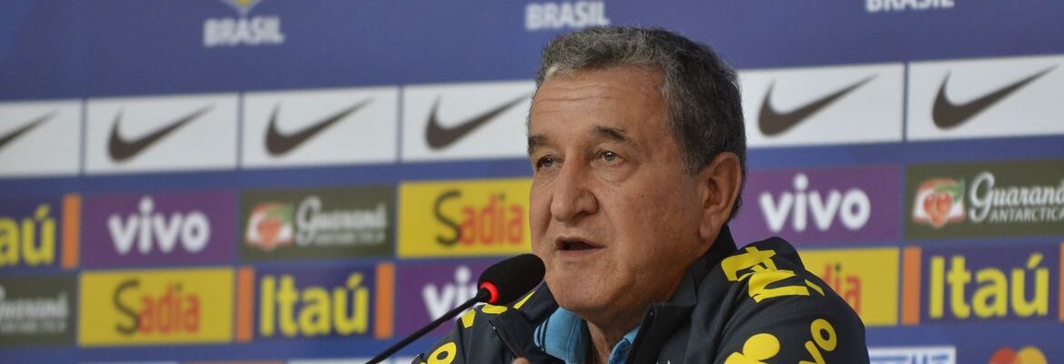 Técnico do tetra, Parreira apresenta melhora, mas permanece na UTI