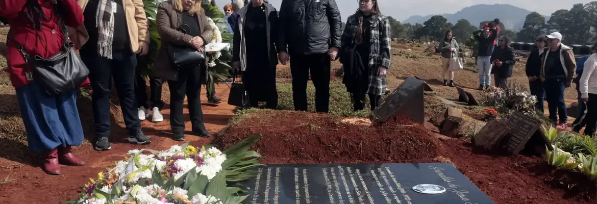Restos mortais de Grenaldo Silva, morto pela ditadura, são sepultados