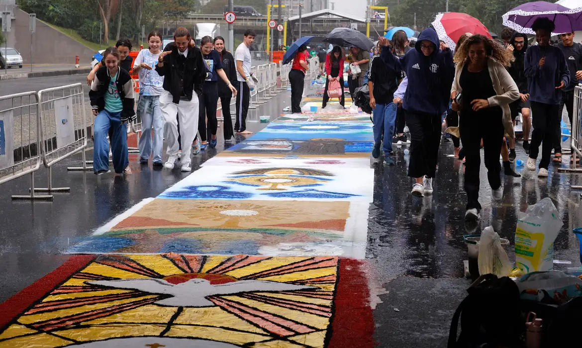 OAB Barro Preto - Fiéis enfrentam chuva para fazer tapetes de Corpus Christi no Rio