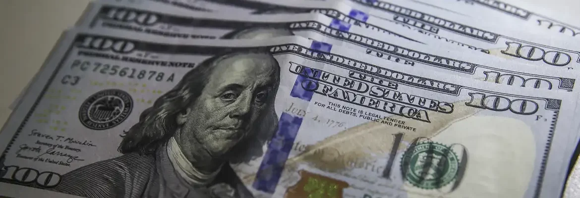 Dólar cai ao menor nível em três semanas; bolsa sobe 1,22%
