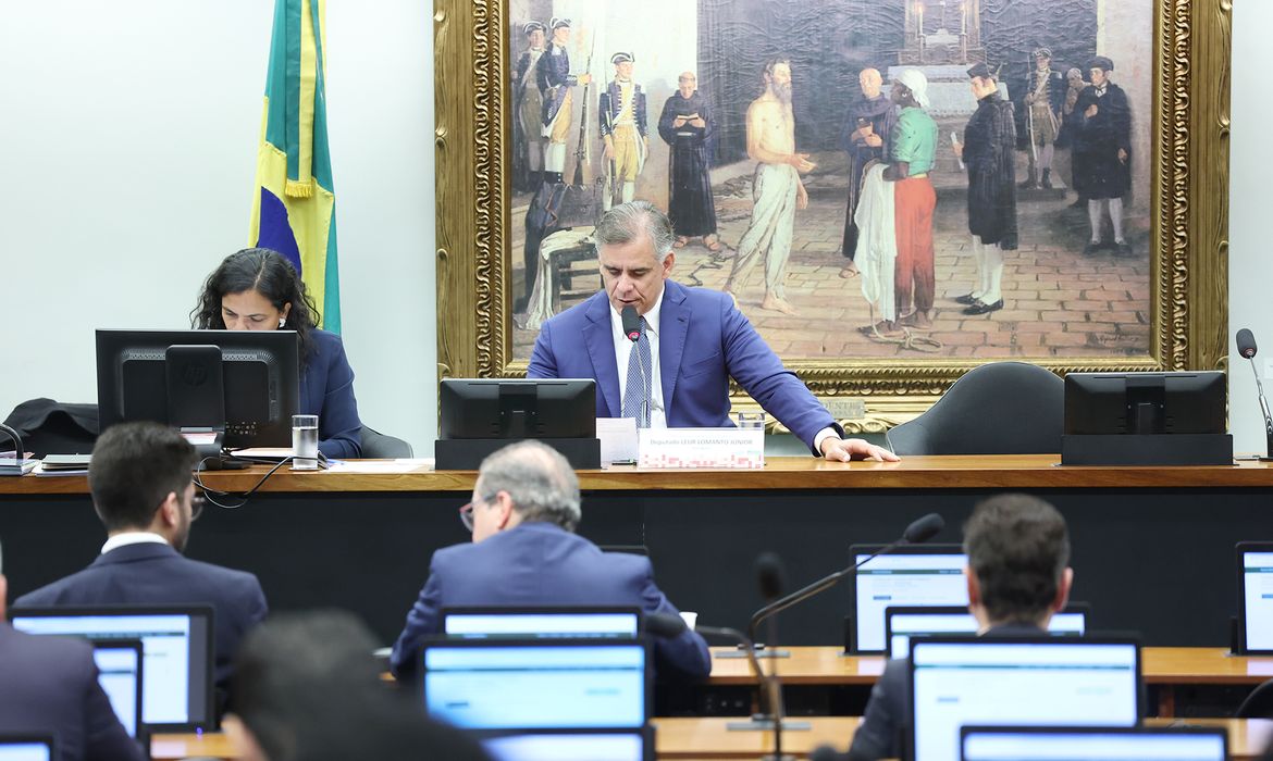 OAB Barro Preto - CCJ da Câmara aprova fim da aposentadoria como punição para juízes