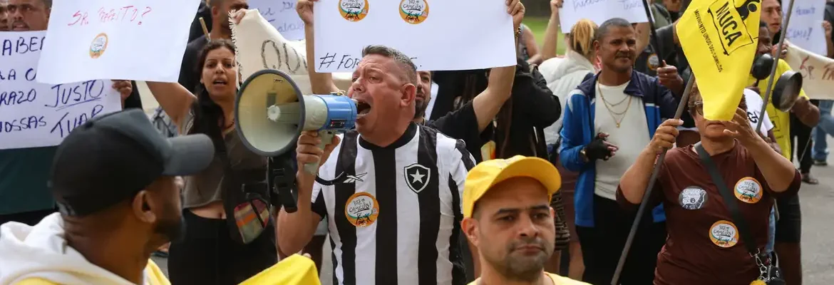 Camelôs protestam contra programa da prefeitura no Rio