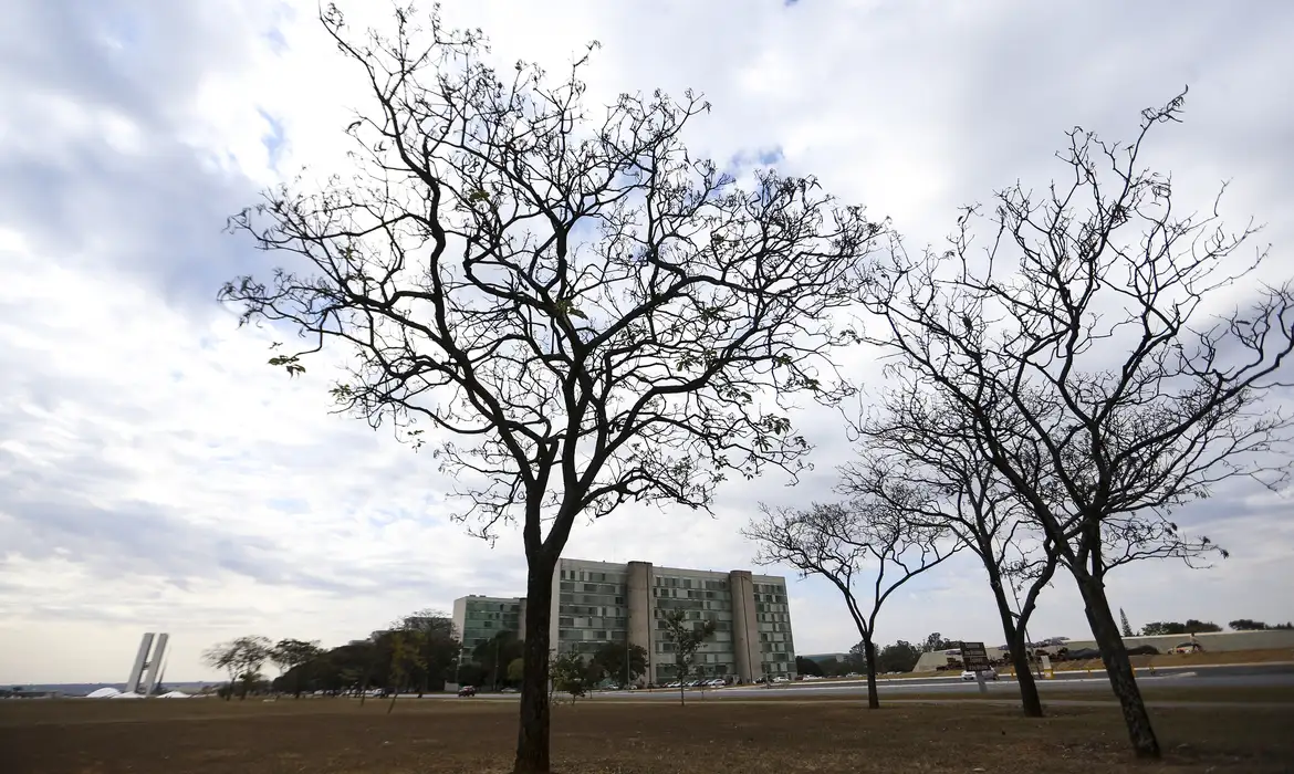 OAB Barro Preto - Grande parte do país tem temperaturas elevadas nesta terça-feira