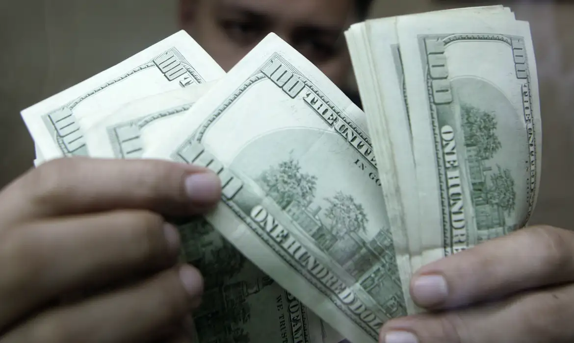 OAB Barro Preto - Dólar aproxima-se de R$ 5,17, com notícias do exterior e eleições
