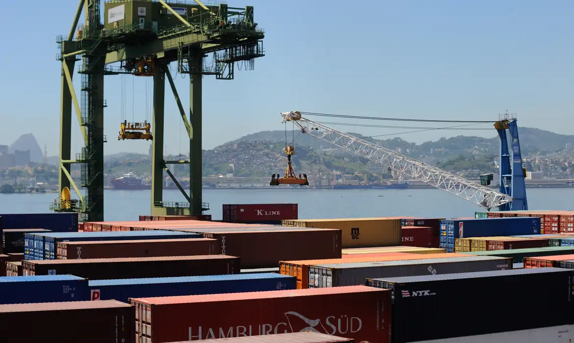 OAB Barro Preto - Balança comercial tem superávit de US$ 7,4 bilhões em agosto