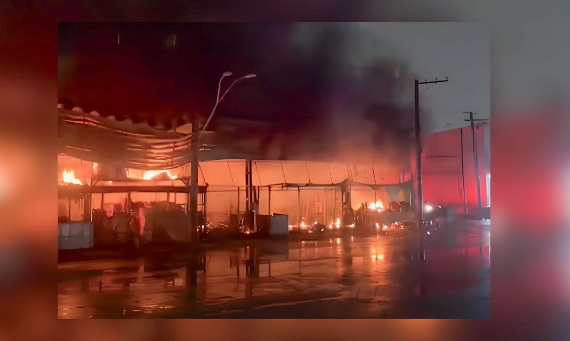 OAB Barro Preto - Incêndio atinge pavilhão de frutas no Ceagesp; não há vítimas